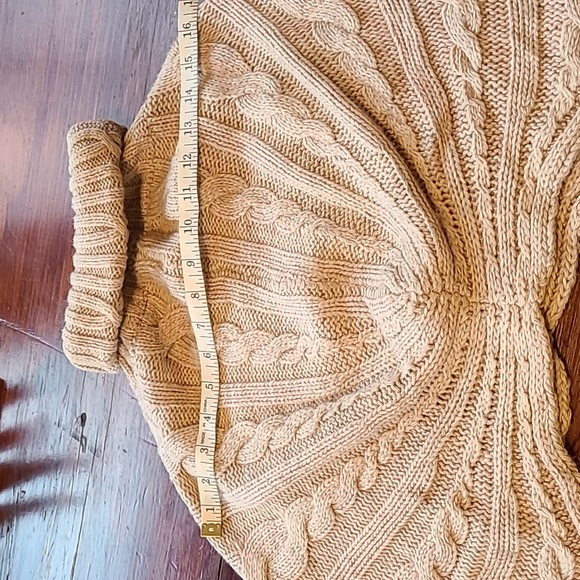 Like new turtle neck cape/poncho. Made in Italy - Picture 9 of 9